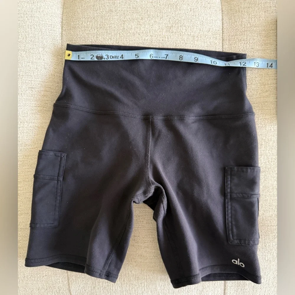 Alo Yoga bike shorts with pockets Size S - Picture 5 of 7